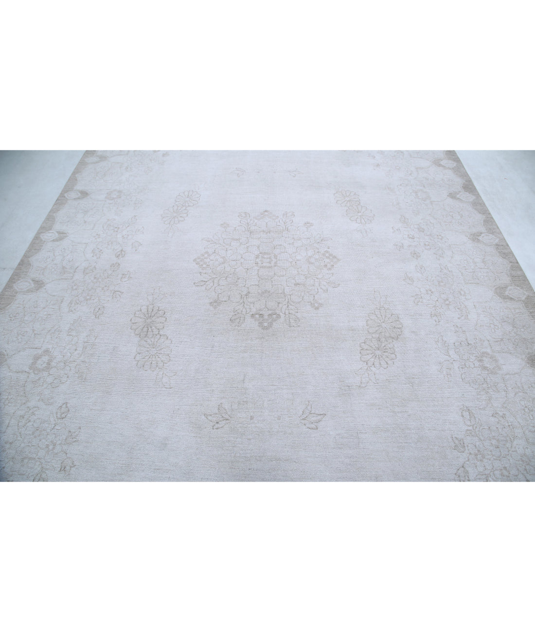 Hand Knotted Serenity Wool Rug - 7'10'' x 10'1'' 7'10'' x 10'1'' (235 X 303) / Ivory / Taupe